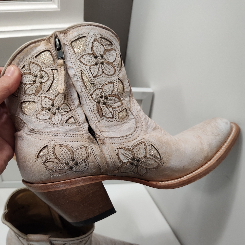 🤩EUC Shyanne Floral Embroidered Zip Side Western Cowgirl Ankle Booties, Cream - Picture 15 of 16